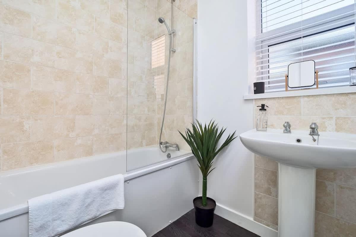 Nursery House By Truestays - 3 Bedroom House In Stoke-On-Trent Buitenkant foto